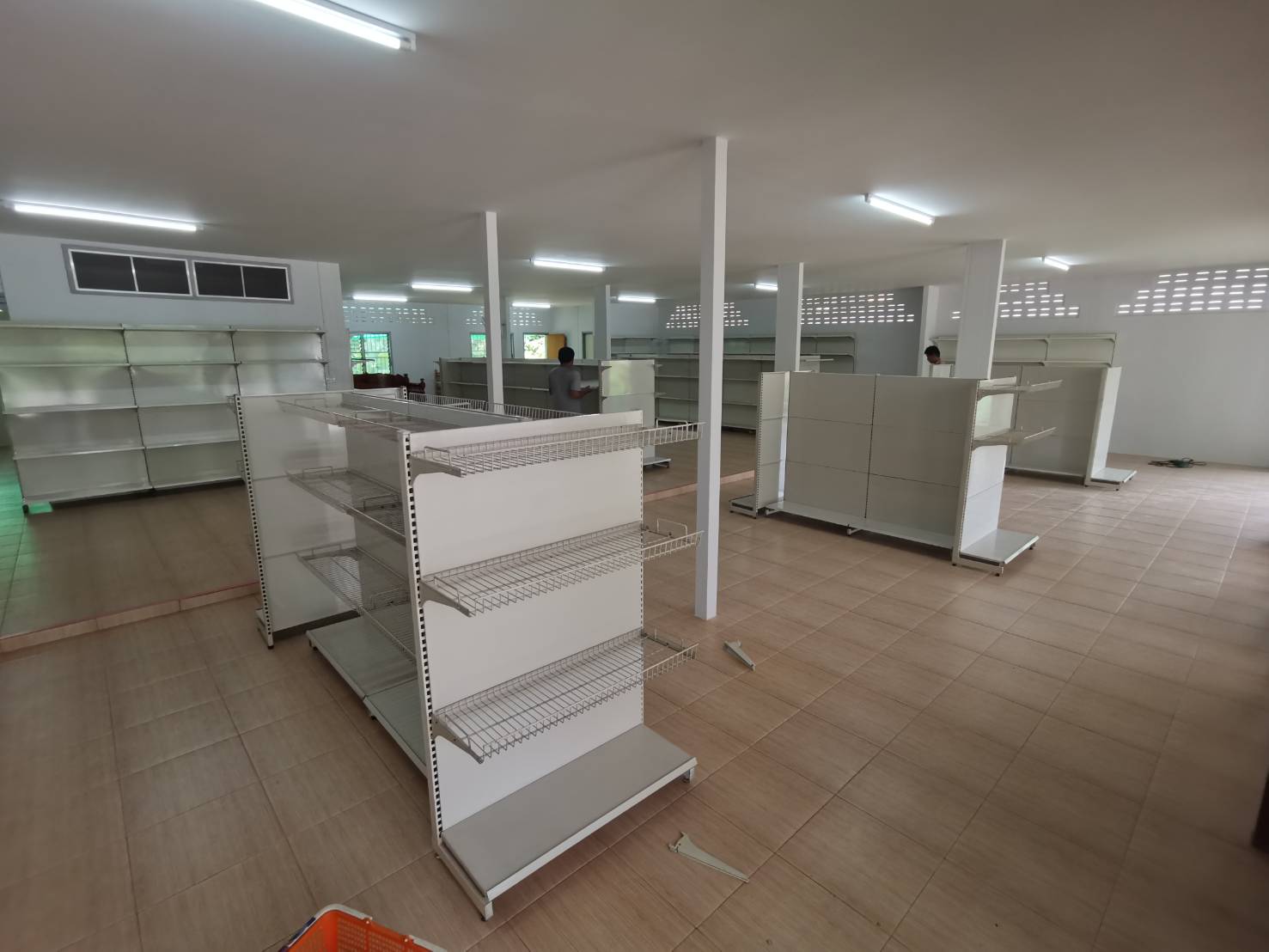 ลงชั้นวางสินค้าเพื่อเตรียมเปิดร้านสังฆภัณฑ์จำนวน 60 ชุด