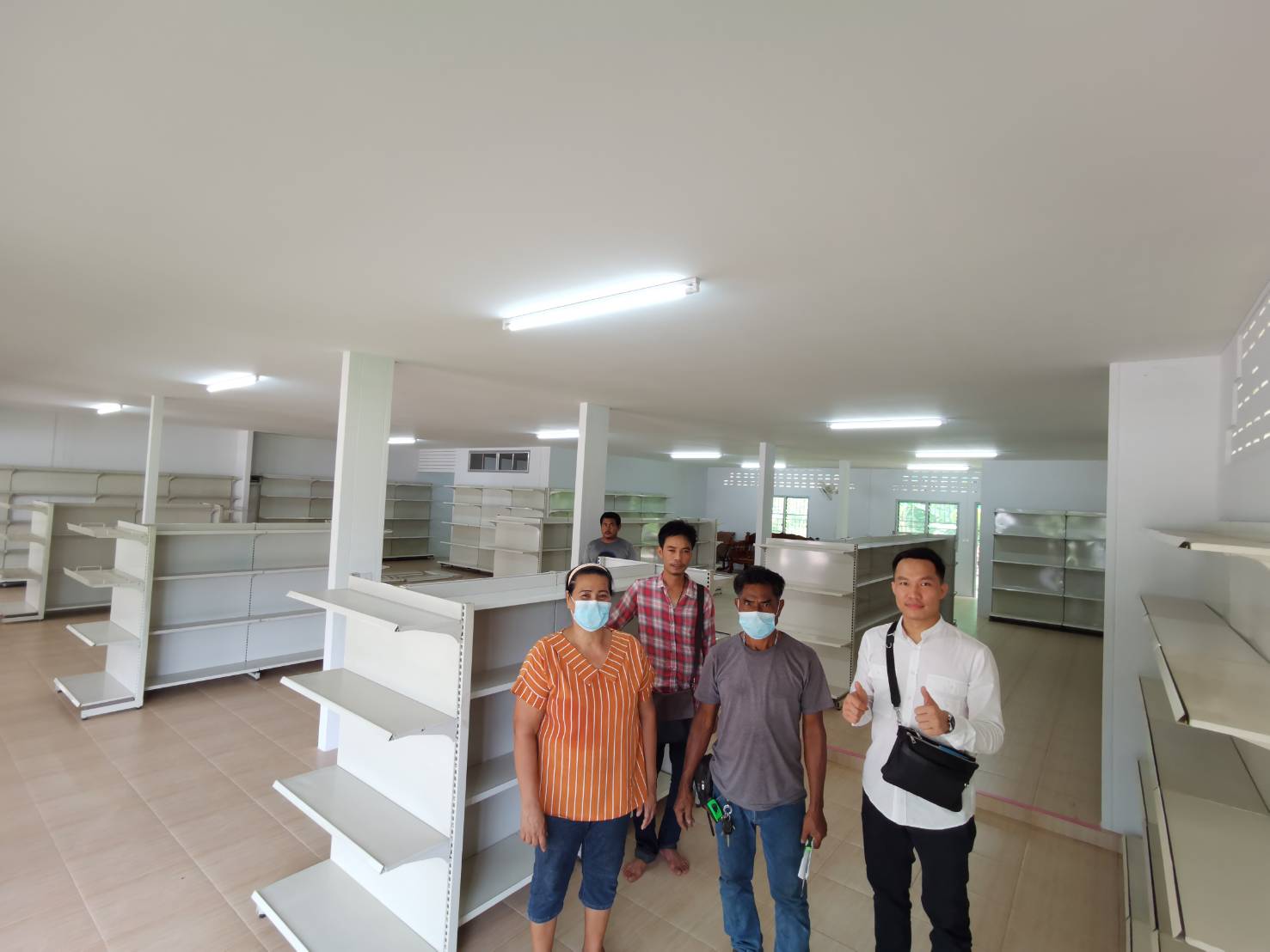 ลงชั้นวางสินค้าเพื่อเตรียมเปิดร้านสังฆภัณฑ์จำนวน 60 ชุด