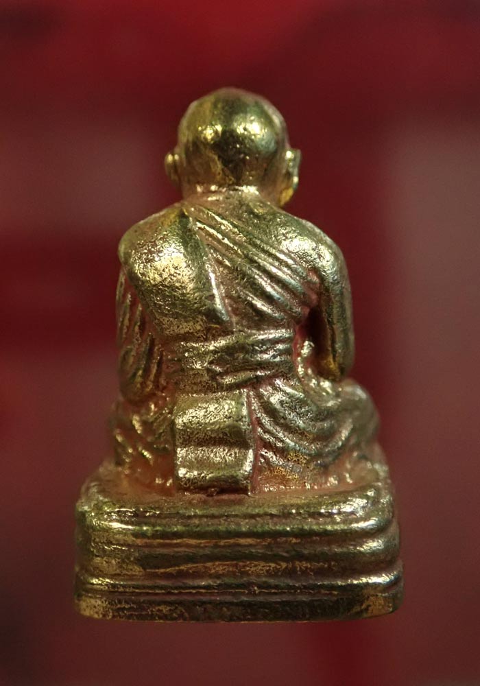 รูปหล่อโบราณหลวงปู่ทวด พิมพ์เบตงเลขใต้ฐานย้อนยุค วัดทรายขาว ปัตตานี รุ่นนิรันตราย ปี 2557 เนื้อสำริดเหลืองขัดยาแดง หมายเลข 492