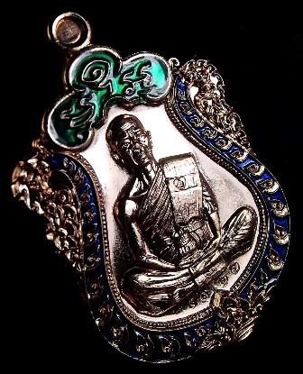 หลวงพ่อคูณ รุ่นปาฏิหาริย์ EOD เหรียญเสมา พิมพ์เต็มองค์ เนื้อกะไหล่นาก ลงยาน้ำเงิน แยกจากชุดของขวัญ