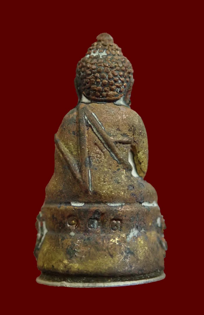 พระชัยวัฒน์ (รุ่นแรก) พ่อท่านเอื้อม ปชฺโชโต (พระครูอาทรธรรมพินิจ) สำนักปฎิบัติธรรมสวนป่าตลิ่งชัน พัทลุง ปี 2562 เนื้อโลหะก้นปิดแผ่นเงิน หมายเลข 173