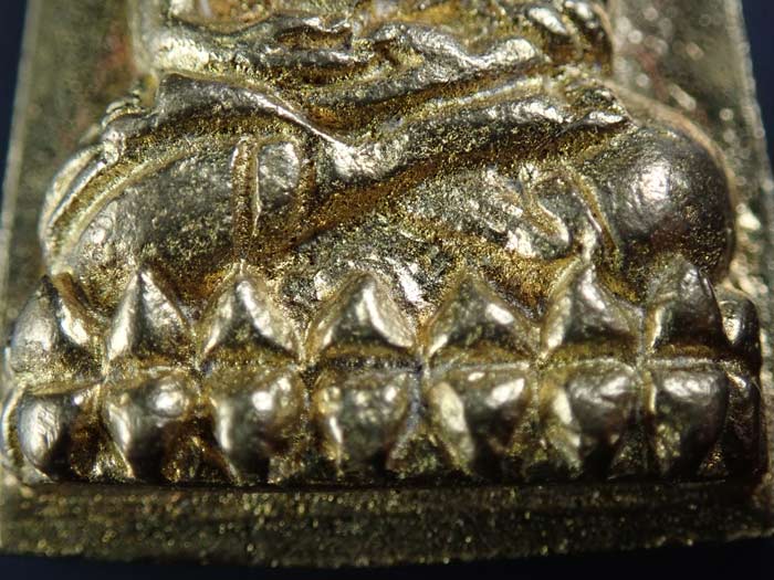 *โค๊ตชัด จมูกโด่ง สภาพสวยสมบูรณ์* หลวงพ่อทวดหลังเตารีด พิมพ์ใหญ่ รุ่นสร้างโรงพยาบาลโคกโพธิ์ วัดช้างให้ จ.ปัตตานี ปี 2539 เนื้อทองทิพย์ ขนาดพระสูง 3.4 ซ.ม. พร้อมกล่องเดิม