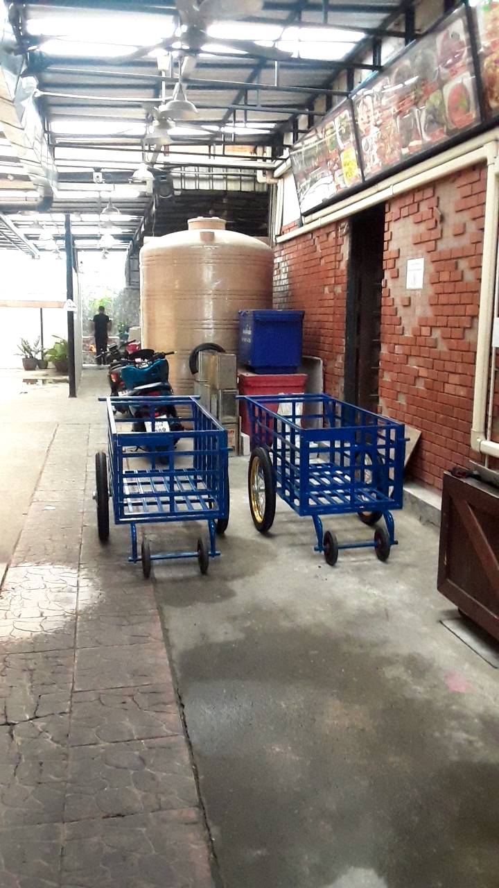 รถเข็นบรรทุกขายน้ำดื่มแพ็กโหลขายของชำ