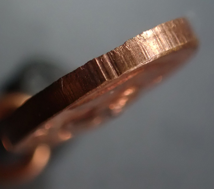 เม็ดแตงหลวงปู่ทวด อาจารย์นอง วัดทรายขาว ปีตตานี ปี 2542 เนื้อทองแดงผิวไฟ