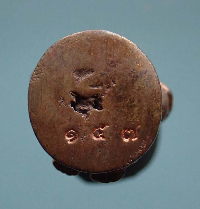 *พิมพ์ใหญ่* พระปิดตามหาอุตม์ มหาลาภ มหาเสน่ห์ มหานิยม รุ่นทอง 93 อาจารย์ทอง วัดสำเภาเชย ปี 2553 เนื้อนวะโลหะ พิมพ์ใหญ่ สูง 3 ซ.ม. หมายเลข ๑๕๗