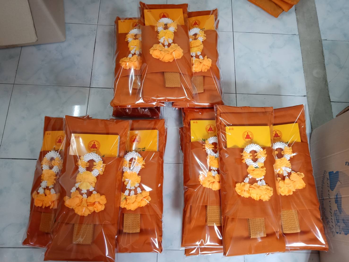 ผ้าไตรโทเร (จีวรคู่) 1.90 เมตร (ไม่มียี่ห้อ) *รุ่นมีพวงมาลัยและหนังสือมนต์พิธี