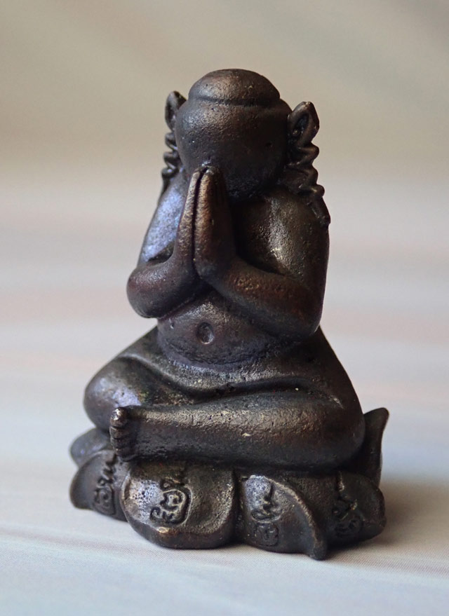 พระปิดตตามหาลาภกลีบบัว พระอาจารย์อุทัย อุทโย วัดวิหารสูง จ.พัทลุง ปี 2557 รุ่นเจริญลาภ เจริญผล เจริญพร เนื้อทองแดงรมดำ หมายเลข 908 (สร้างน้อยเพียง 1500 องค์)