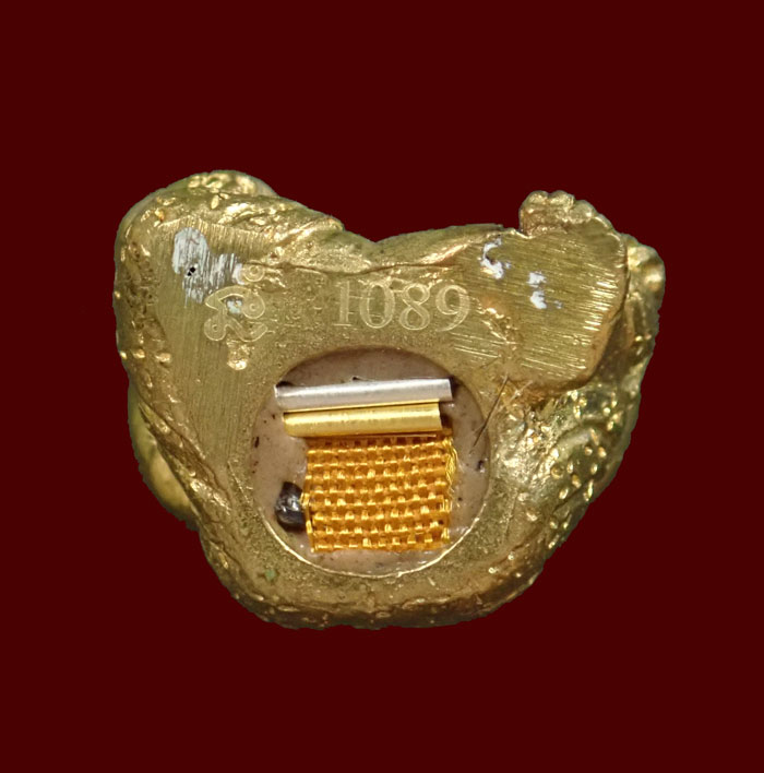 รูปหล่อขุนช้างเจ้าทรัพย์ พ่อท่านเขียว วัดห้วยเงาะ ปัตตานี รุ่นเพชรทักษิณ ปี2564 เนื้อบรอนซ์ทอง อุดชนวนเก่าฝังเม็ดพลอย/ตะกรุดทองคำและตะกรุดเงิน ติดจีวรเกศา หมายเลข 1089