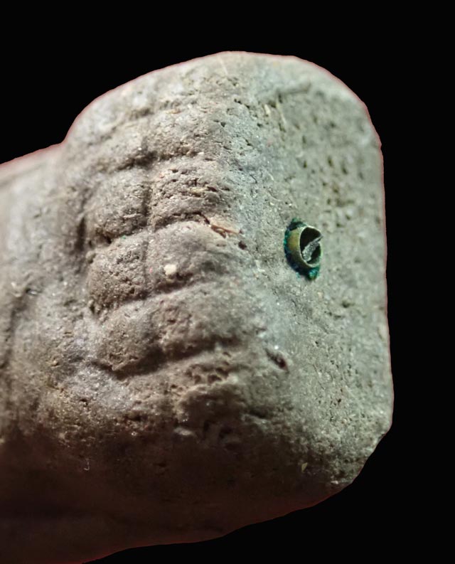 หลวงพ่อทวดเนื้อว่านดินกากยายักษ์ พิมพ์พระรอด ฝังตะกรุดเงิน (หลังตราแผ่นดิน) อาจารย์ทอง วัดสำเภาเชย ปี 2551 รุ่นพิทักษ์แผ่นดิน