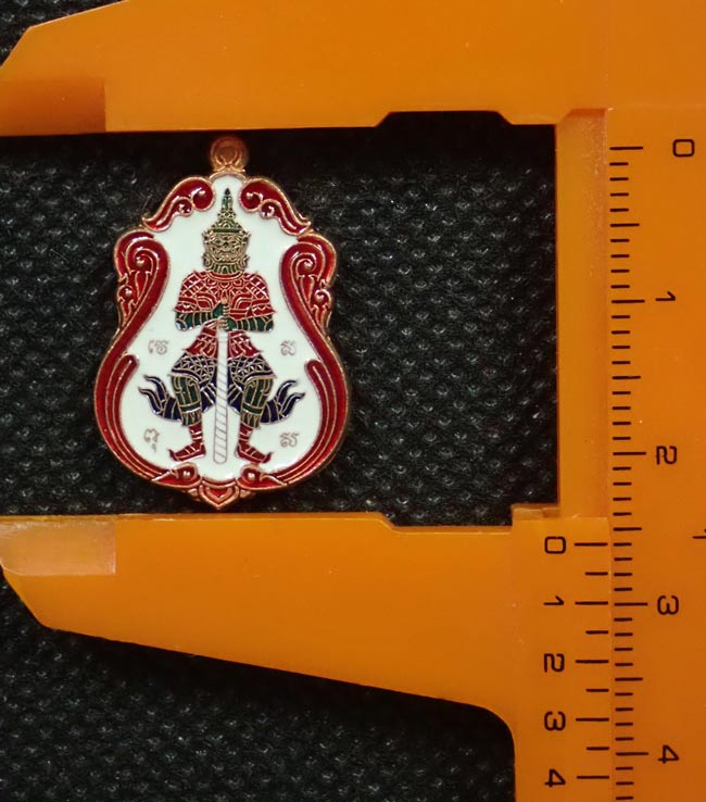 เหรียญท้าวเวสสุวรรณ รุ่นโชคดี วัดถ้ำยะลา ปี 2561 พิมพ์เล็ก ขนาดพระสูง 2.5 ซ.ม. เนื้อทองแดงลงยาพื้นขาวขอบแดง