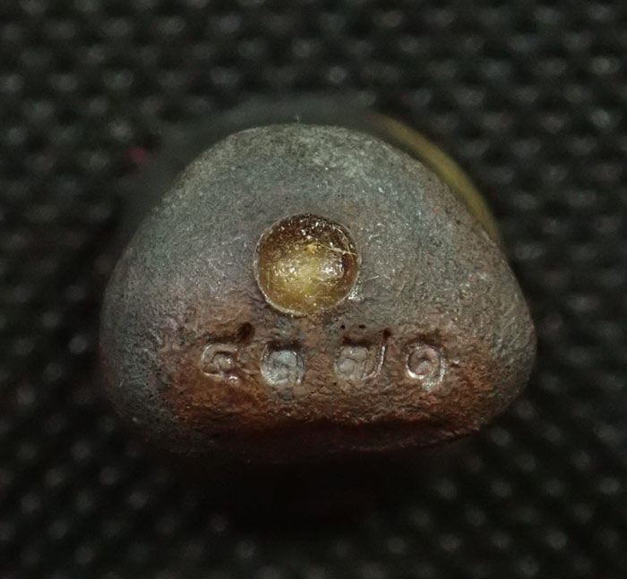 รูปหล่อสมเด็จพระพุฒาจารย์โต พรหมรังสี พิมพ์เบ้าทุบ (พิมเล็ก) วัดใหม่อมตรส บางขุนพรหม ปี 2540 เนื้อนวโลหะ อุดผงเก่าสมเด็จบางขุนพรหม หมายเลข 4371 (ตอกโค๊ต/ตอกหมายเลข)