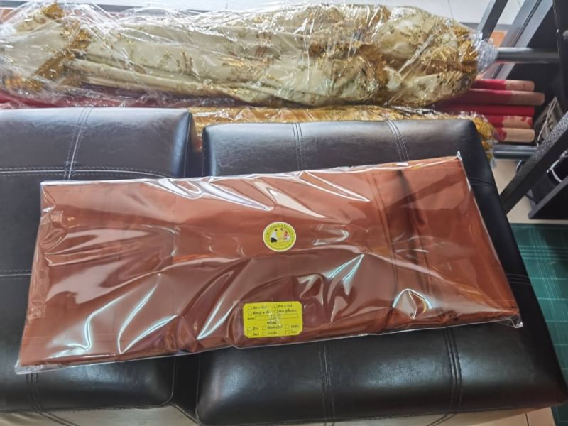 ผ้าไตรไหมไทยแท้ ทอเครื่อง เย็บ 9 ขันธ์ ตะเข็บคู่ ไซน์พิเศษ 2.20*3.20 เมตร สีวัดป่าแก่นบวร (ธรรมยุติ)