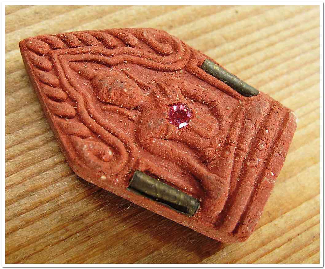 พระขุนแผน เนื้อแดงว่านสบู่เลือด รุ่น "บ่วงสื่อเฮง เฮงหมื่นเรื่อง" วัดพระบรมธาตุ จ.นครศรีธรรมราช ปี 2541 ขุนพันธ์ ฯ ปลุกเสก ฝังพลอยเสก ตะกรุดคู่