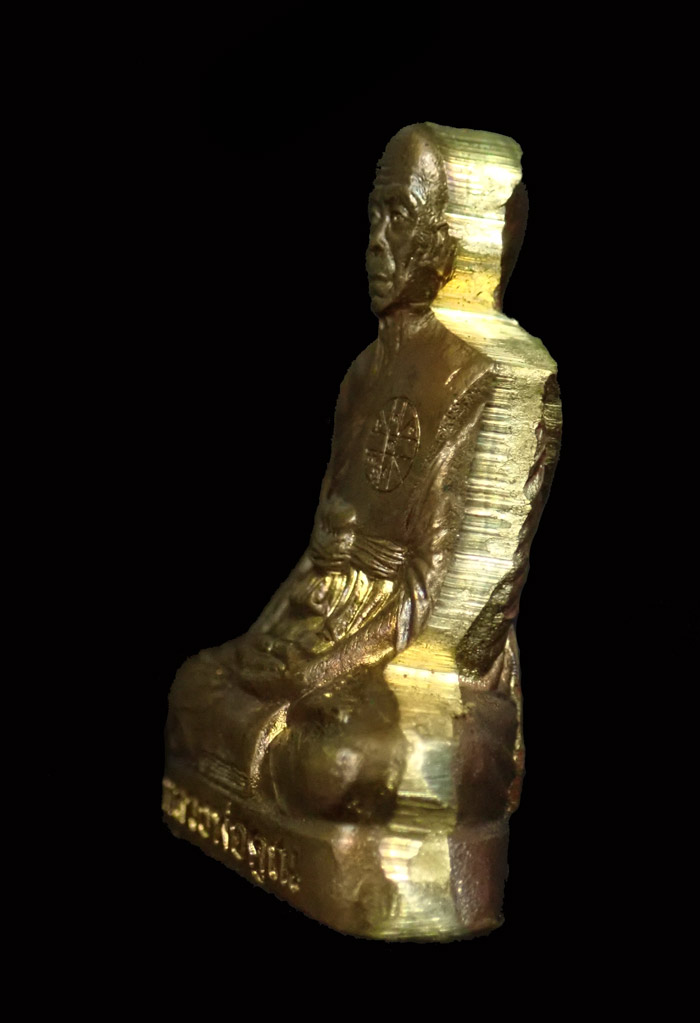 รูปเหมือนปั้ม หลวงพ่อคูณ วัดบ้านไร่ รุ่นสุขในหัวใจ2 ปี 2558 เนื้อมหาชนวน (แจกทหาร) ตอกโค๊ต "แจก" หมายเลข 440 สร้าง 999 เหรียญ *ทีมงานจัดสร้างรุ่น EOD* ขนาดพระสูง 2.9 ซ.ม. พระแจกไม่มีกล่อง