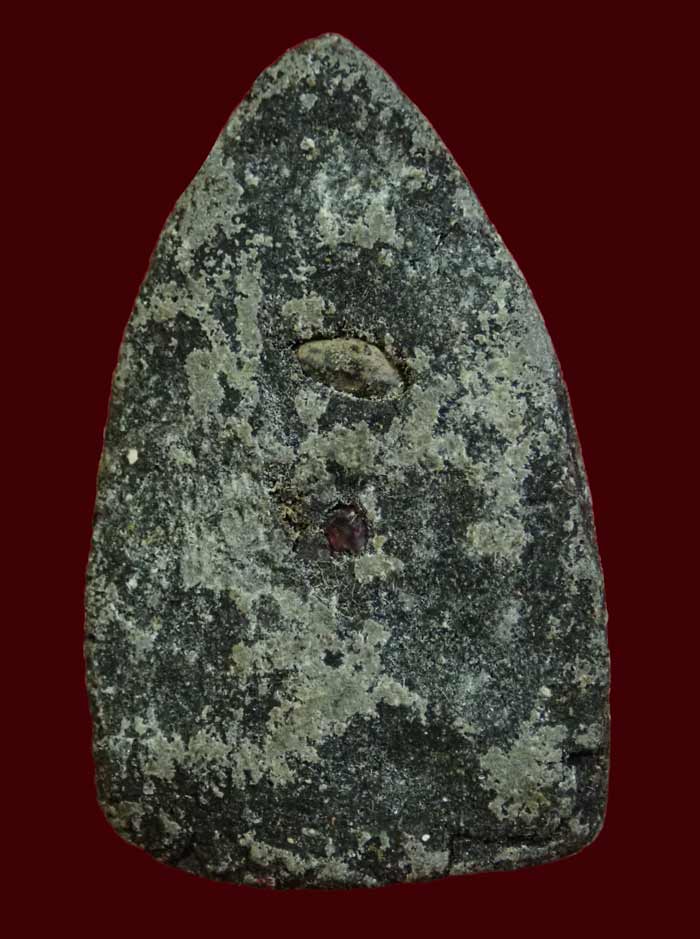 หลวงปู่ทวด รุ่นวิเศษ60 อาจารย์นอง วัดทรายขาว ปัตตานี ปลุกเสก ปี 2541 เนื้อว่าน พิมพ์กรรมการหลังฝังเม็ดข้าวสาร/แร่พลอย