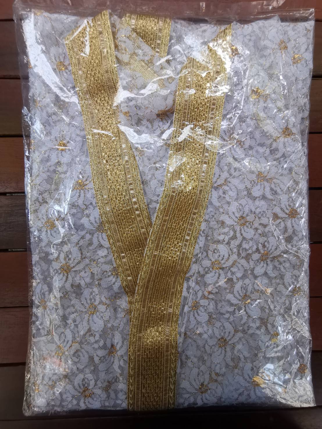 เสื้อคลุมนาคลูกไม้แถบทองใหญ่