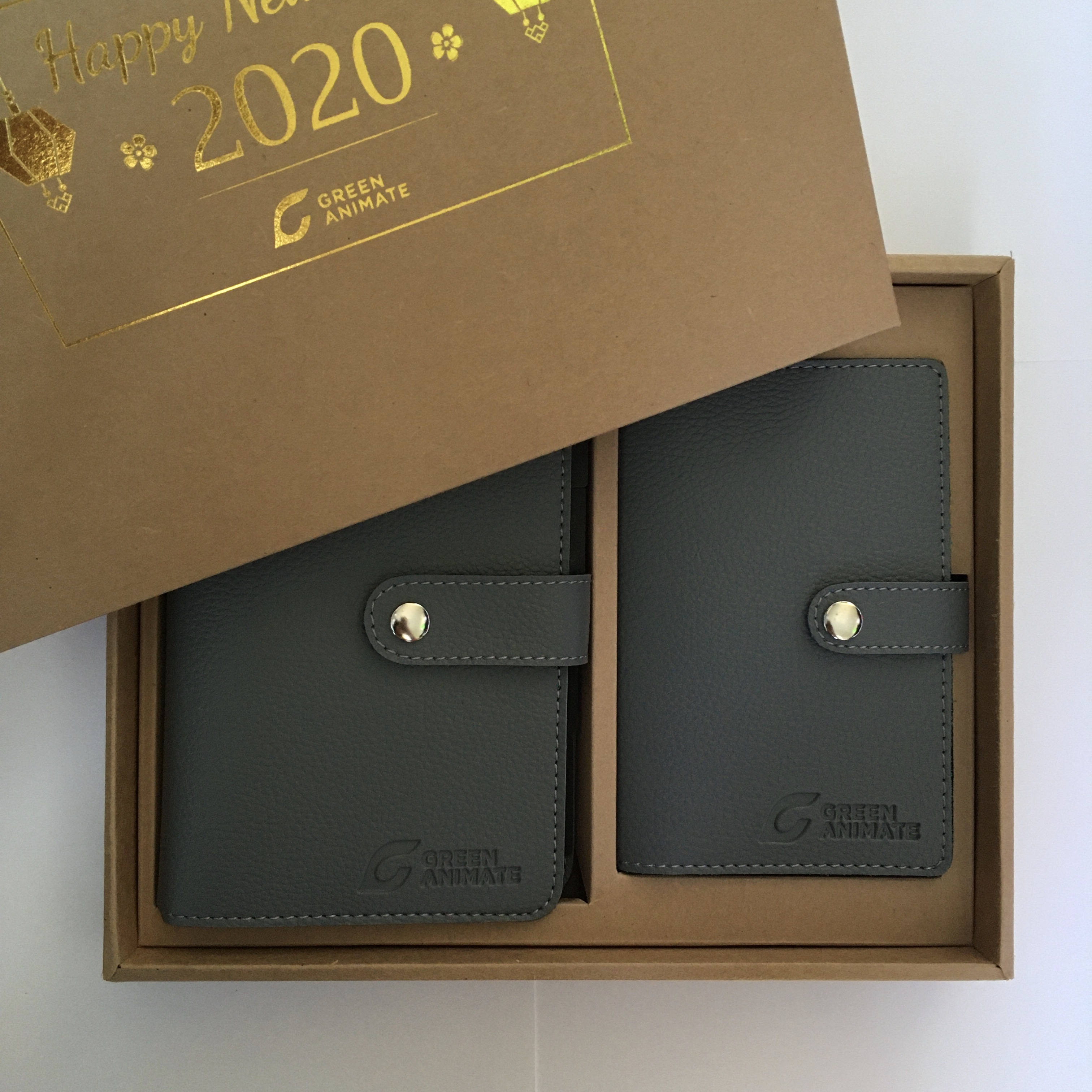 เช็ตของขวัญ C-0108 กล่องกระดาษคราฟ ฝาทึบ สินค้า 2 ชิ้น สมุดออแกไนเซอร์ และ กระเป๋าใส่สมุดบัญชีธนาคาร