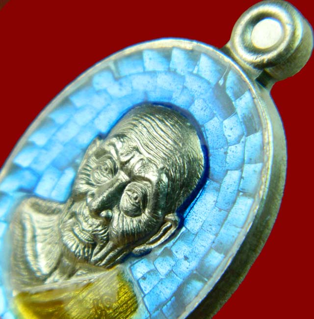 เหรียญเม็ดแตง (ฟักทอง) หลวงพ่อทวด รุ่นนิรันตราย77 ที่ระลึกงานบุญสุขในหัวใจ ปี2556 เนื้อเงินลงยาสีฟ้า