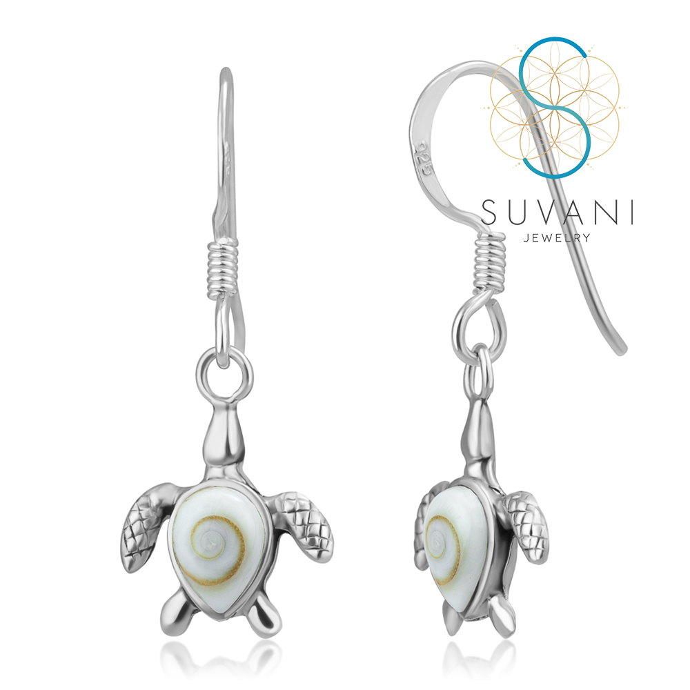 SUVANI เงินแท้ 92.5% ต่างหูเต่าทะเลสุดน่ารัก ฝังด้วยเปลือกหอยตาพระศิวะ (Shiva eye) ต่างหูห้อย เครื่องประดับเงินแท้