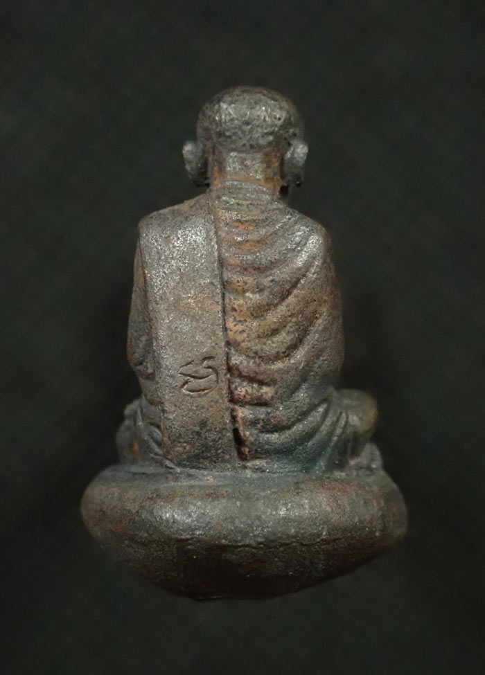 รูปหล่อสมเด็จพระพุฒาจารย์โต พรหมรังสี พิมพ์เบ้าทุบ (พิมเล็ก) วัดใหม่อมตรส บางขุนพรหม ปี 2540 เนื้อนวโลหะ อุดผงเก่าสมเด็จบางขุนพรหม หมายเลข 4371 (ตอกโค๊ต/ตอกหมายเลข)