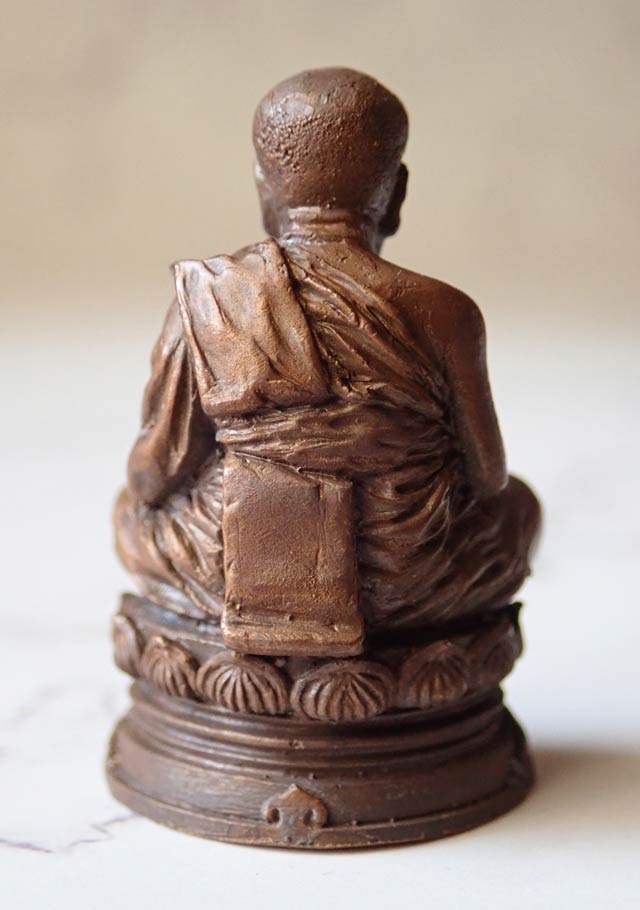 รูปหล่อลอยองค์บัวรอบ (ฐานคชสาร) หลวงพ่อทวด พ่อท่านเขียว วัดห้วยเงาะ ปัตตานี รุ่นกลันตัน54 ปี 2554 เนื้อทองแดงเถือนอุดกริ่ง พระสูง 3 ซ.ม. ตั้งบูชาหน้ารถได้