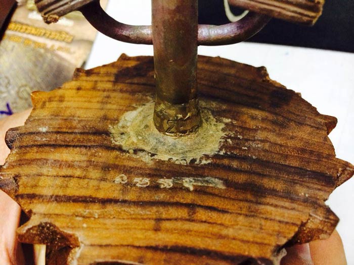 รูปหล่อหลวงพ่อทวด พิมพ์เบตง เลขใต้ฐาน ย้อนยุค วัดทรายขาว ปัตตานี ปี 2557 (ประวัติและตำแหน่งโค๊ต))