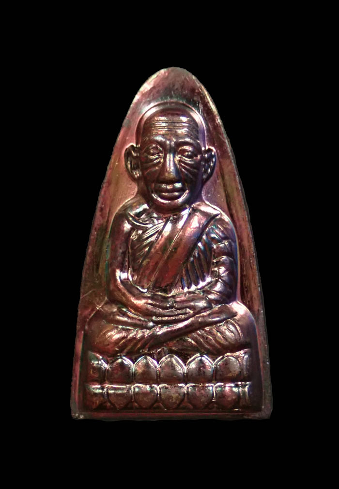 หลวงปู่ทวด หลังหนังสือใหญ่ พิมพ์ตัว ท ย้อนยุค วัดทรายขาว ปัตตานี ปี 2558 รุ่นนิรันตราย เนื้อทองแดงรมดำประกายรุ้ง (กรรมการ) หมายเลข 3384 ขนาดพระสูง 3.6 ซ.ม. พร้อมกล่องเดิม