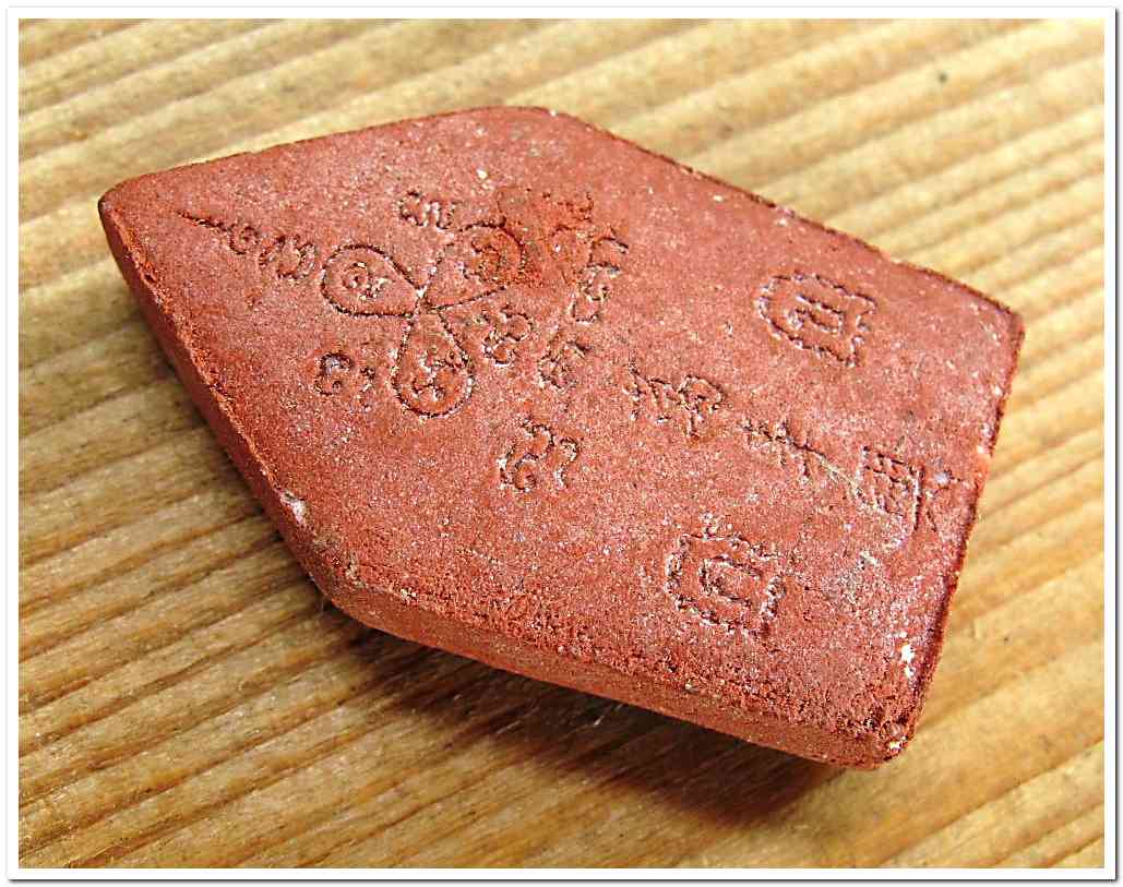 พระขุนแผน เนื้อแดงว่านสบู่เลือด รุ่น "บ่วงสื่อเฮง เฮงหมื่นเรื่อง" วัดพระบรมธาตุ จ.นครศรีธรรมราช ปี 2541 ขุนพันธ์ ฯ ปลุกเสก ฝังพลอยเสก ตะกรุดคู่