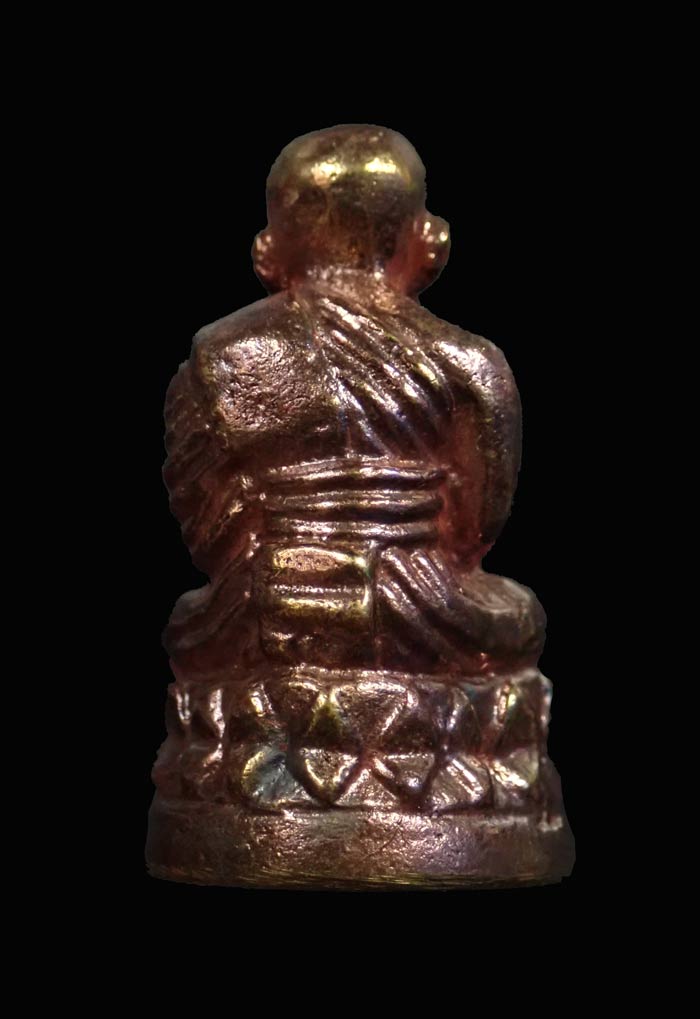 รูปหล่อลอยองค์หลวงปู่ทวด พิมพ์บัวรอบ วัดทรายขาว ปัตตานี รุ่นนิรันตราย ปี 2558 เนื้อสำริดขัดยาแดง หมายเลข 7560