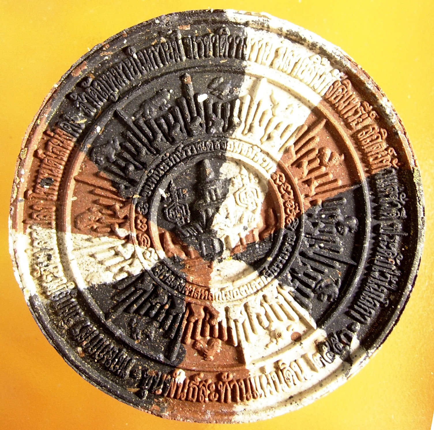 เหรียญขุนพันธ์สะท้านแผ่นดิน รุ่น ที่ระลึกครบรอบ ๑ ปี แห่งการอนิจกรรม มีทั้งเหรียญและเนื้อว่าน