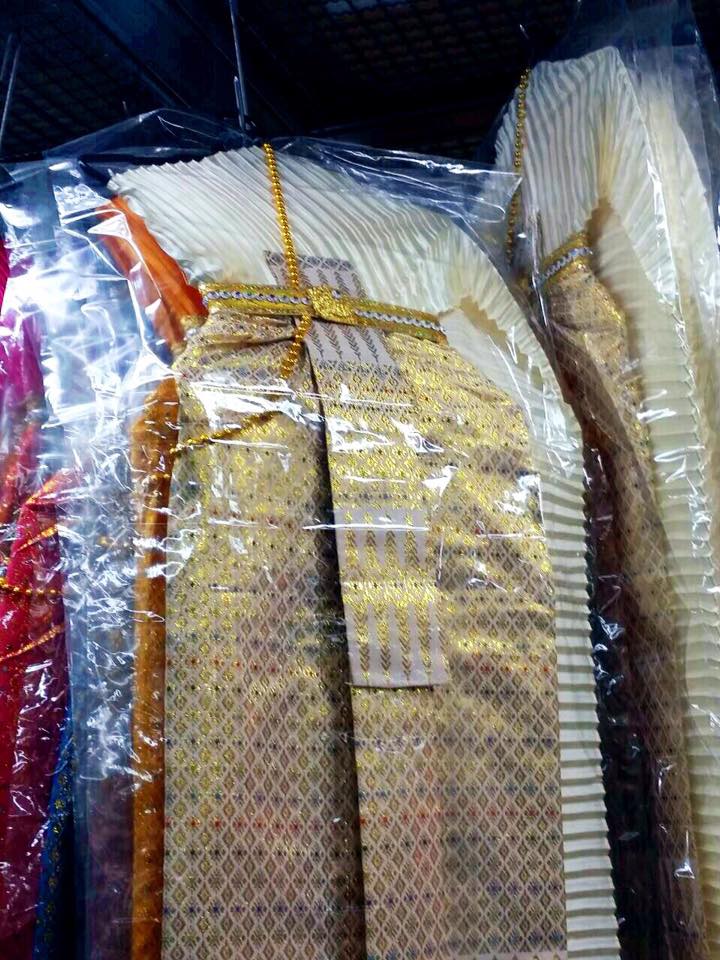 ชุดไทยแก้บน (แบบสวยครบเครื่อง) สไบอัดพลีส มีหลายสีให้เลือก