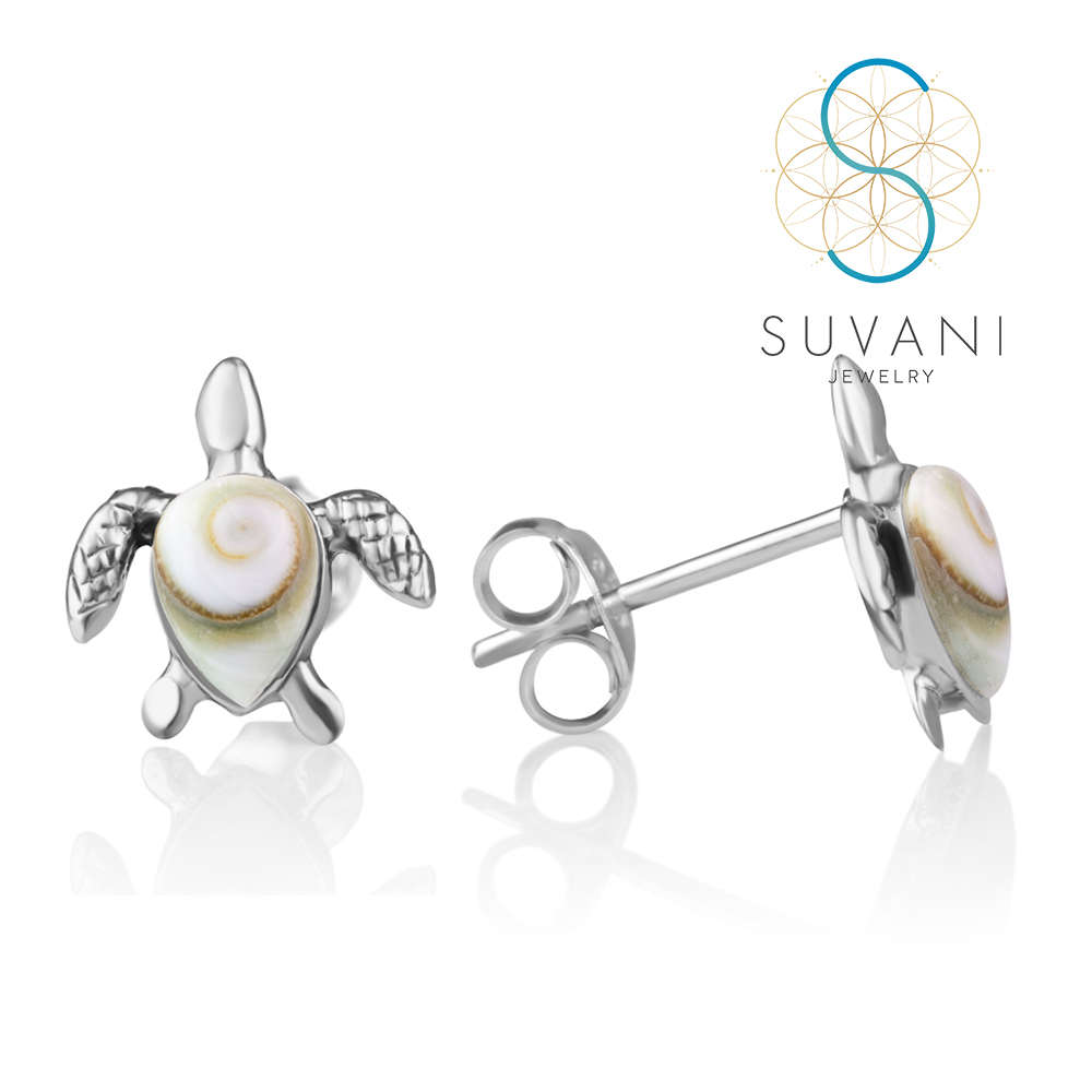 SUVANI เงินแท้ 92.5% ต่างหูเต่าทะเลสุดน่ารัก ฝังด้วยเปลือกหอยตาพระศิวะ (Shiva Eye Shell) ต่างหูปักก้าน เครื่องประดับเงินแท้