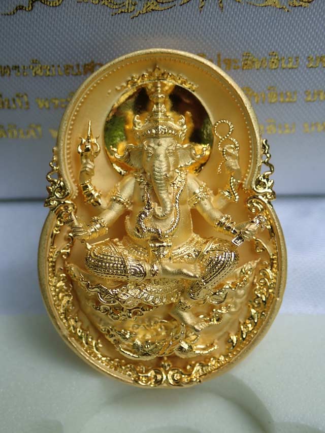*องค์จริงสวยมาก ๆ* เหรียญพระพิฆเนศ รุ่นสุข สำเร็จ รวย ปี 2563 พระมหาสุรศักดิ์ วัดประดู่ จ.สมุทรสงคราม ปลุกเสก เนื้อทองระฆังพ่นทรายขัดเงา (องค์จริงสวยเหมือนทองคำ) ขนาดพระสูงประมาณ 3.8 ซ.ม.
