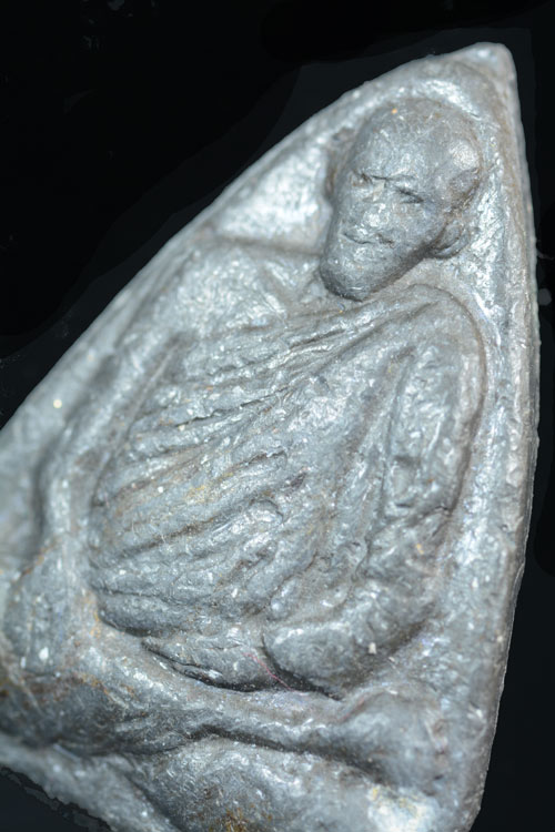 เหรียญหล่อเนื้อตะกั่วหลังตอกโค๊ต พ่อท่านเอื้อม วัดบางเนียน จ.นครศรีธรรมราช (พิมพ์สามเหลี่ยม)