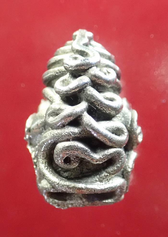 พระปิดตาในครรภ์ พ่อท่านเขียว วัดห้วยเงาะ ปัตตานี รุ่นกลันตัน54 ปี 2554 เนื้อปัญจะโลหะผิวพรายเงิน (สูงประมาณ 2 ซ.ม.)