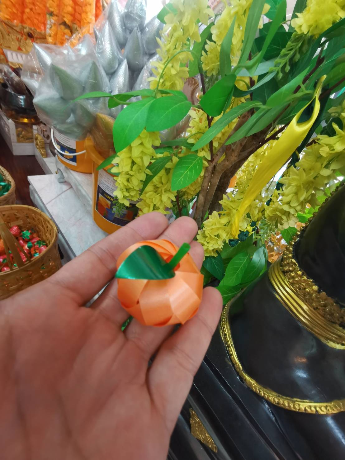 เหรียญโปรยทานผลไม้