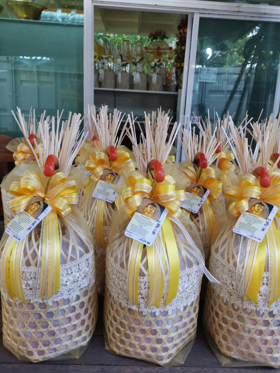 สังฆทานชะลอมมีร่ม โบว์ทอง