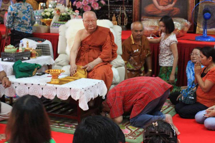 หลวงพ่อจรัญ เหรียญนั่งพานมหามงคล (ชนะมาร) ปี ๒๕๕๔ วัดอัมพวัน จ.สิงห์บุรี มีให้เลือกหลายเนื้อ