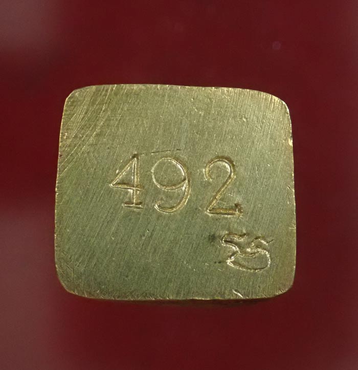 รูปหล่อโบราณหลวงปู่ทวด พิมพ์เบตงเลขใต้ฐานย้อนยุค วัดทรายขาว ปัตตานี รุ่นนิรันตราย ปี 2557 เนื้อสำริดเหลืองขัดยาแดง หมายเลข 492