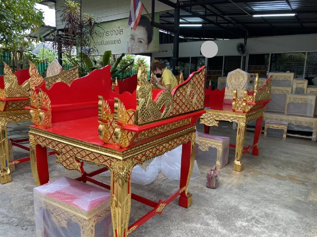 ธรรมมาสน์งานลงรักปิดทองและติดกระจก งานสวยงาม ขนาด 87*87 เซน