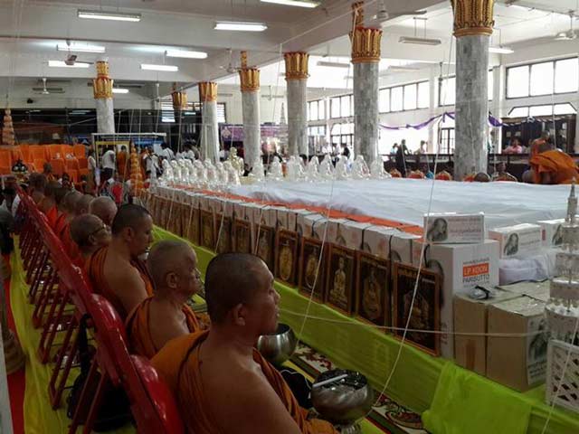 เหรียญเสมาใหญ่หลวงพ่อคูณ วัดบ้านไร่ รุ่นสุขในหัวใจ2 ปี 2558 เนื้อมหาชนวน (แจกทหาร) ตอกโค๊ต พิเศษ *ทีมงานจัดสร้างรุ่นปาฏิหาริย์ EOD*