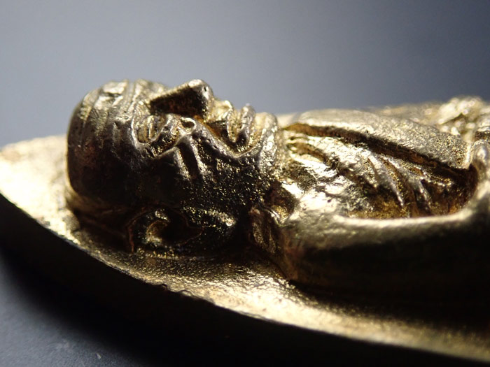 *โค๊ตชัด จมูกโด่ง สภาพสวยสมบูรณ์* หลวงพ่อทวดหลังเตารีด พิมพ์ใหญ่ รุ่นสร้างโรงพยาบาลโคกโพธิ์ วัดช้างให้ จ.ปัตตานี ปี 2539 เนื้อทองทิพย์ ขนาดพระสูง 3.4 ซ.ม. พร้อมกล่องเดิม