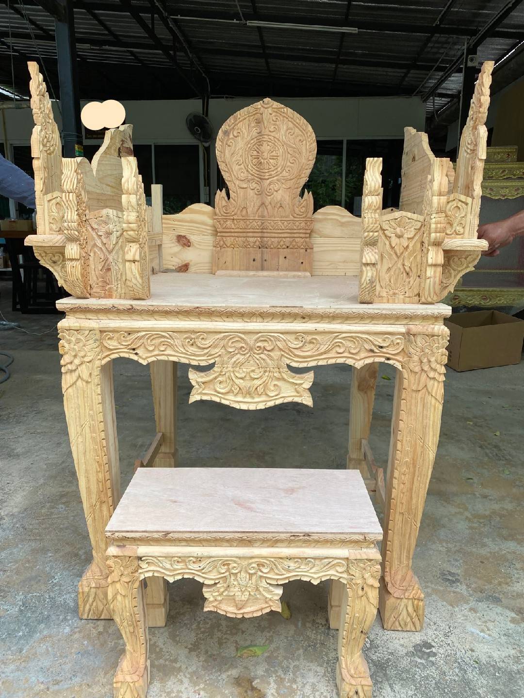 ธรรมมาสน์ไม้จริงลงรักปิดทอง ขนาด 1*1 เมตร *สวยงาม