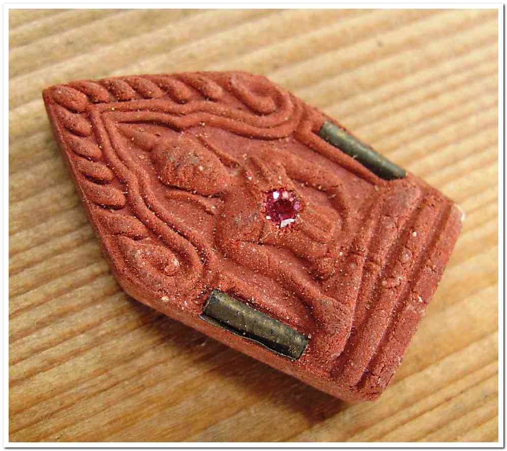 พระขุนแผน เนื้อแดงว่านสบู่เลือด รุ่น "บ่วงสื่อเฮง เฮงหมื่นเรื่อง" วัดพระบรมธาตุ จ.นครศรีธรรมราช ปี 2541 ขุนพันธ์ ฯ ปลุกเสก ฝังพลอยเสก ตะกรุดคู่