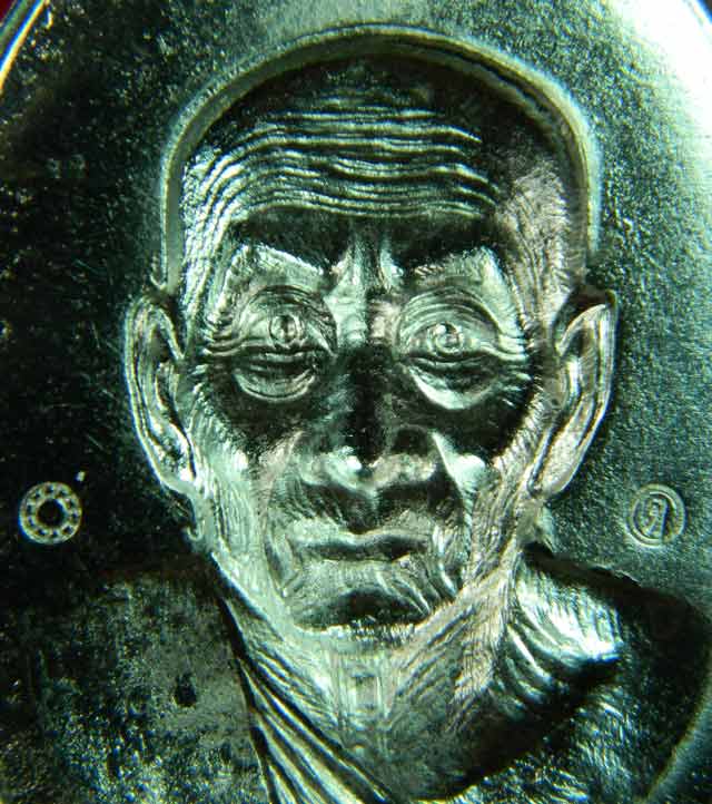 เหรียญหน้าอรหันต์ (หน้าแก่) หลวงพ่อทวด รุ่นนิรันตราย77 ที่ระลึกงานบุญสุขในหัวใจ ปี2556 เนื้อตะกั่วหลังแบบ แจกกรรมการ (สร้างเพียง 199 เหรียญ) หมายเลข 173