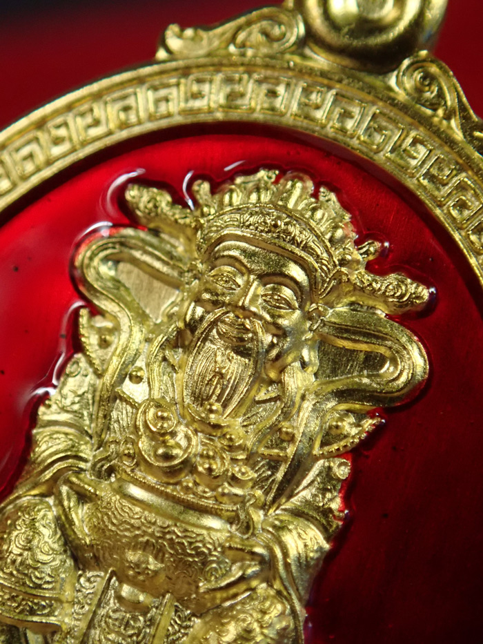 เหรียญไฉ่ซิงเอี้ย เทพเจ้าแห่งโชคลาภ (รุ่นแรก) ศาลเจ้าโก้วเล้งจี่ นราธิวาส ปี 2564 รุ่นเจ้าสัวแสนล้าน เนื้อกะไหล่ทองลงยาสีแดง หมายเลข 196