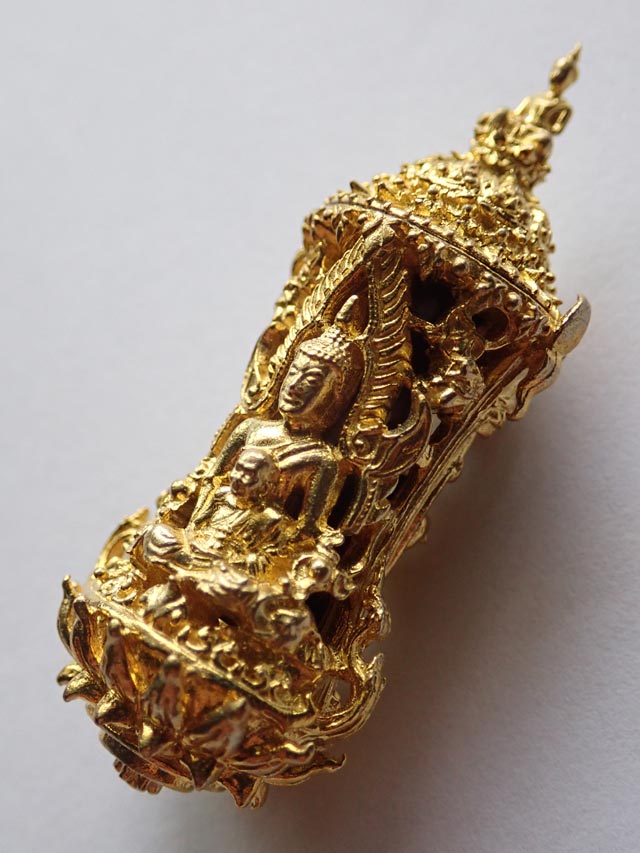 งานฉลุตะกรุด รุ่นนักรบไทย อาจารย์ปกรณ์ วัดถ้ำผาแด่น จ.สกลนคร ปลายยอดเป็น "พระยอดภูผาแด่น" ด้านหน้าเป็น "พระพุทธชินราชและหลวงปู่ทวด" ด้านหลัง "สมเด็จพระนเรศวรทรงช้างยุทธหัตถี" สูง 4.5 ซม.