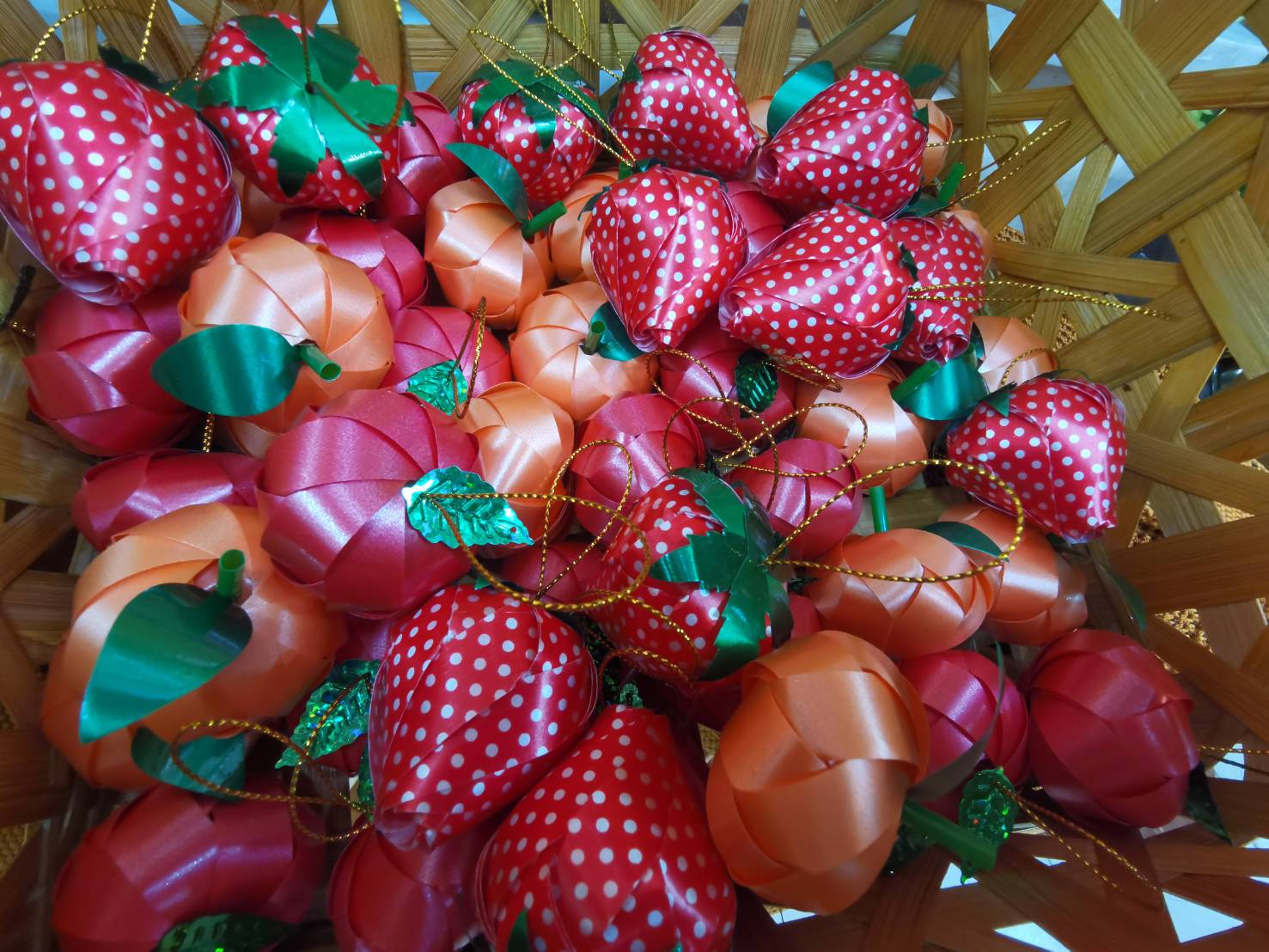 เหรียญโปรยทานผลไม้