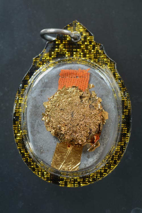 เหรียญหล่อเนื้อตะกั่วจารมือ พ่อท่านเอื้อม วัดบางเนียน จ.นครศรีธรรมราช (พิมพ์นั่งเต็มองค์)