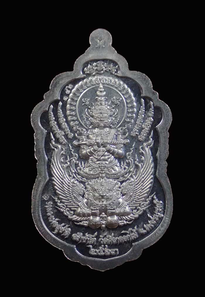 เหรียญท้าวเวสสุวรรณ รุ่นเทพประทานพร หลวงพ่อสุชาติ อภิชาโต วัดศิลาดอกไม้ จ.เพชรบูรณ์ ปี 2563 เนื้อเงินยวงลงยา หมายเลข 182 ขนาดพระสูง 4.5 ซ.ม. พร้อมกล่องเดิม